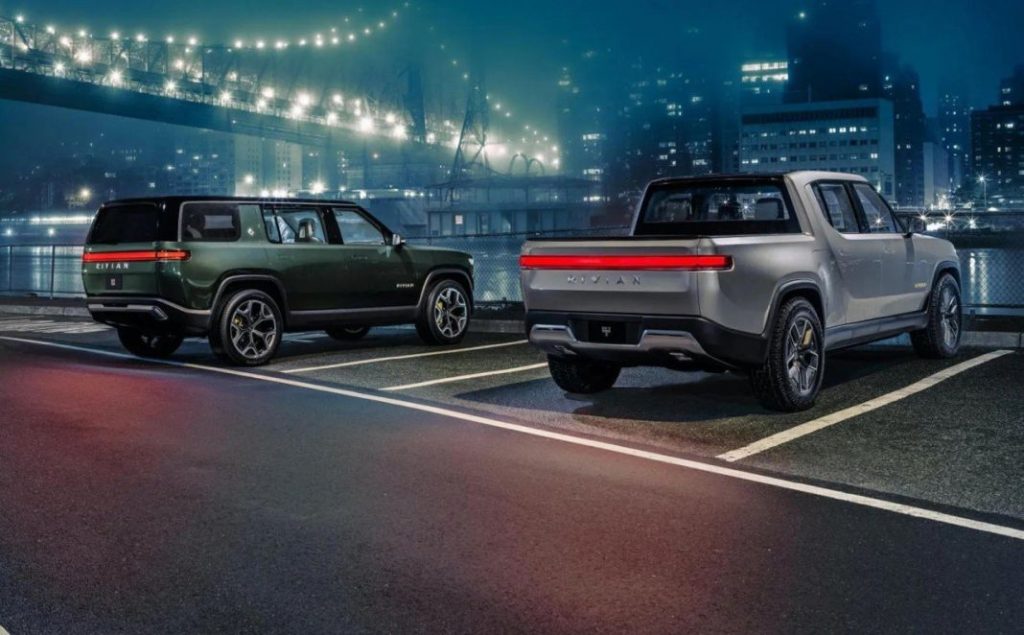 2023 Rivian R1T y Rivian R1S. Imagen estática trasera.