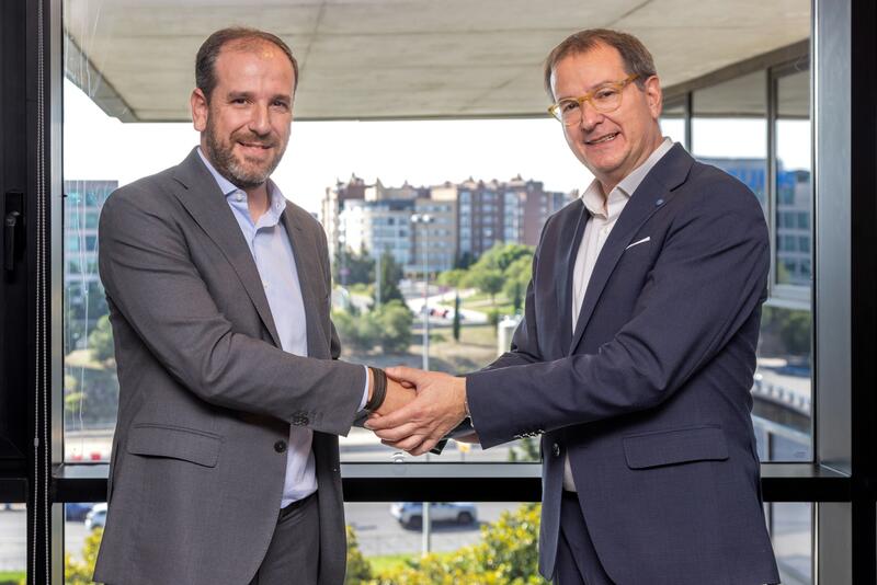 Coche eléctrico: llega el primer seguro para los cargadores 1 Motor16 Alberto Cantero, CEO de Wenea, y Germán Bautista, director del Negocio de Grandes Cuentas de Caser Seguros, han puesto en marcha el seguro para el cargador del coche eléctrico.