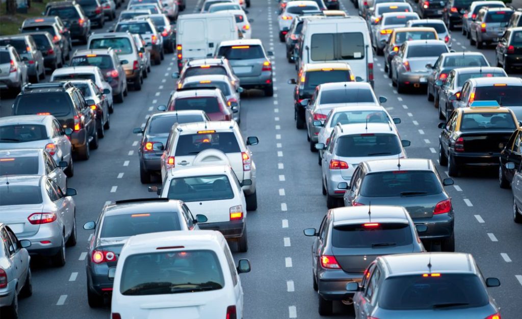 Descubre como evitar los atascos a tu regreso del puente del Pilar 1 Motor16 Atasco coches Motor16
