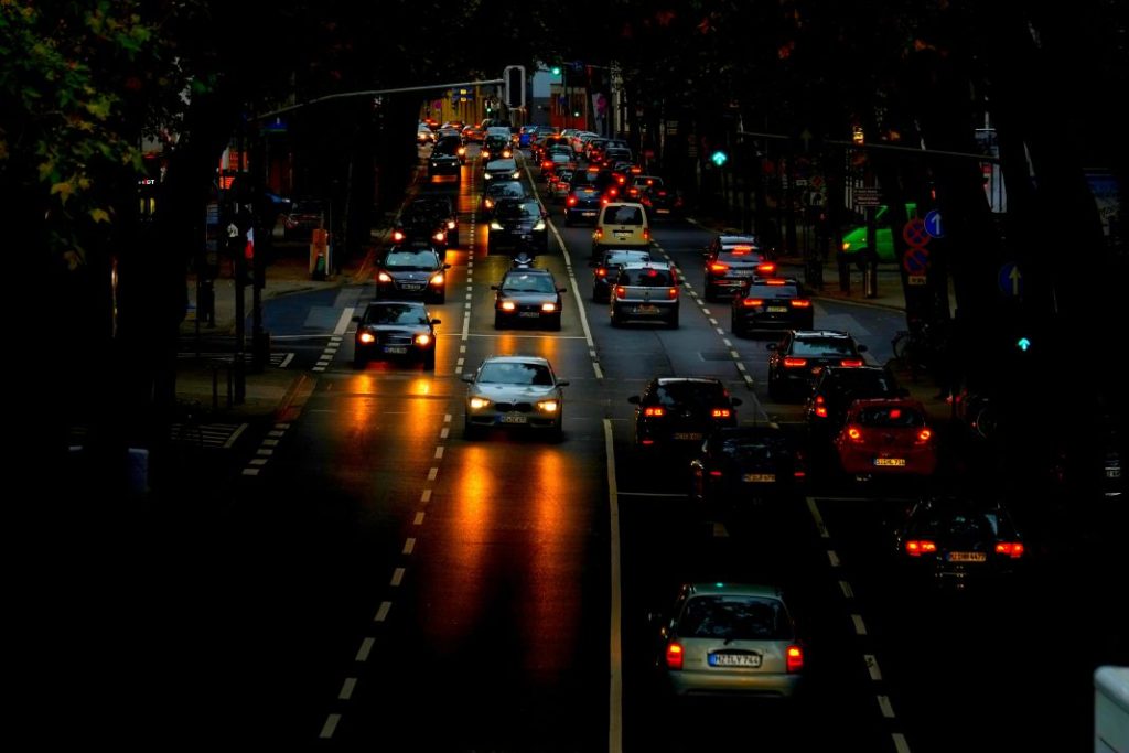 ¿Tienes problemas para ver bien mientras conduces de noche? Ponle solución con estos consejos infalibles 1 Motor16 Autolunas carabanchel conducir de noche Motor16