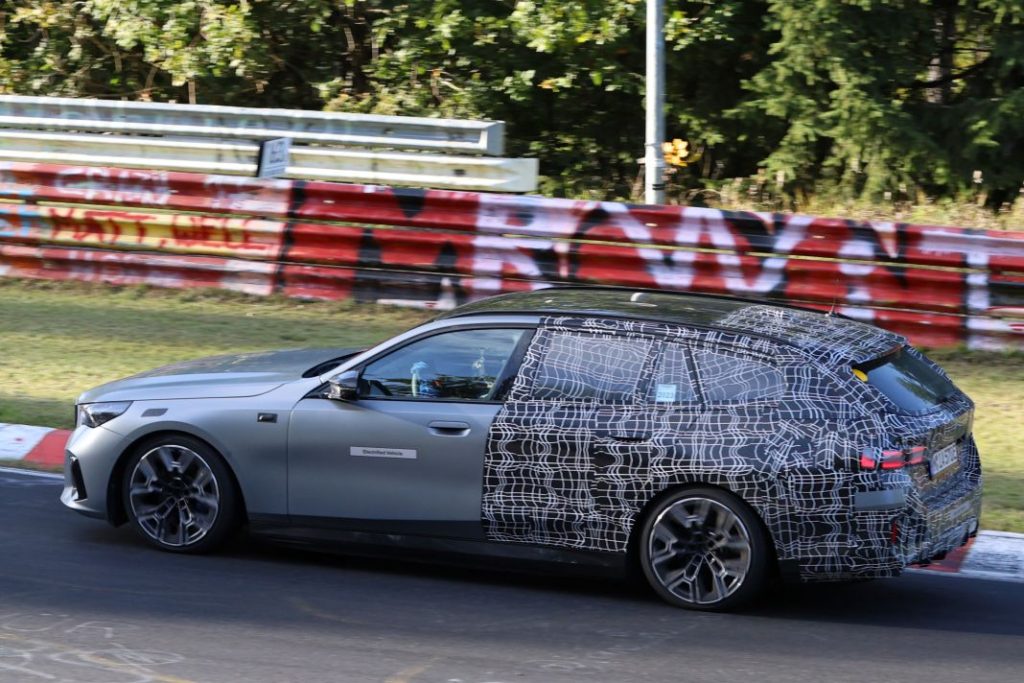 BMW i5 Touring 10 Motor16