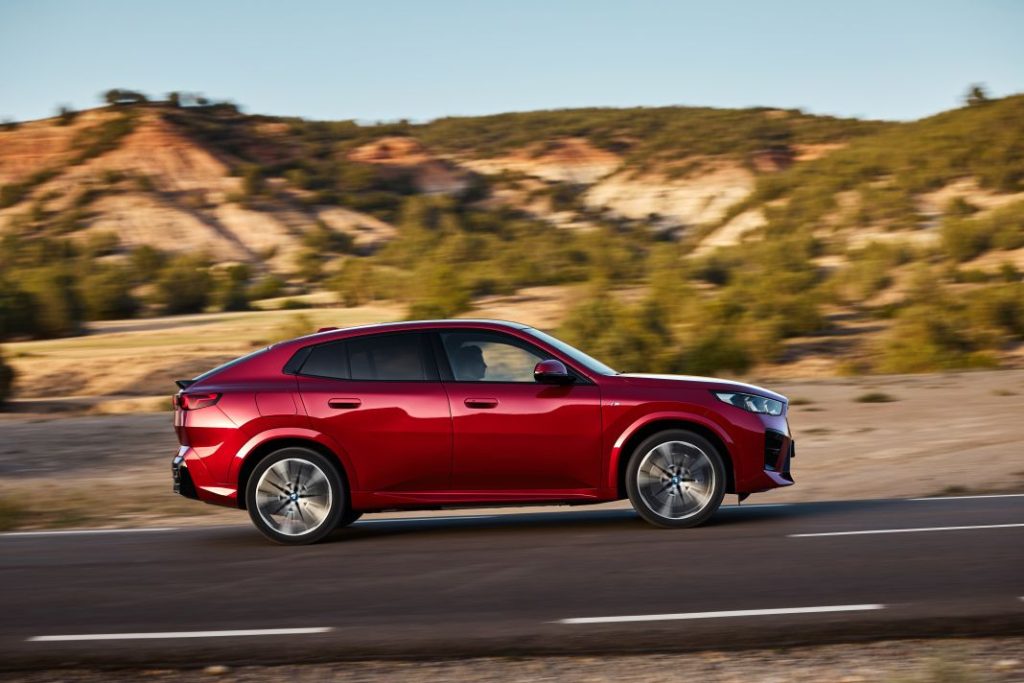 El BMW iX2 ya tiene su versión 'light' 1 Motor16 2023 BMW iX2. Imagen portada.