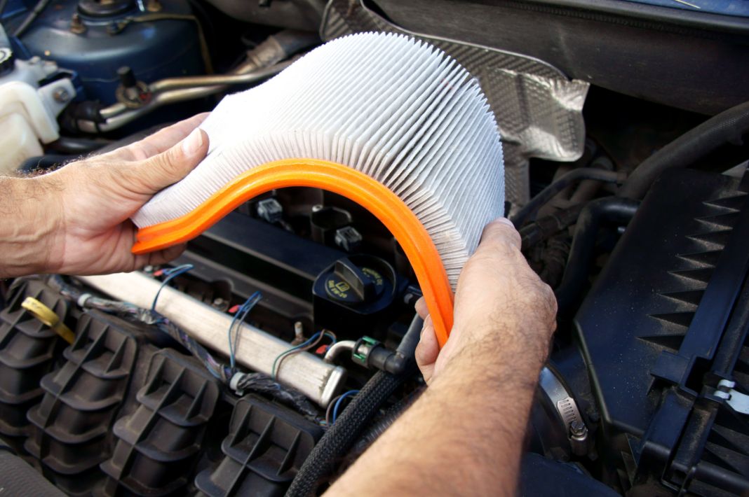5 componentes de tu coche que nunca está de más revisar 121 Motor16 Filtro de aire y red de carburante