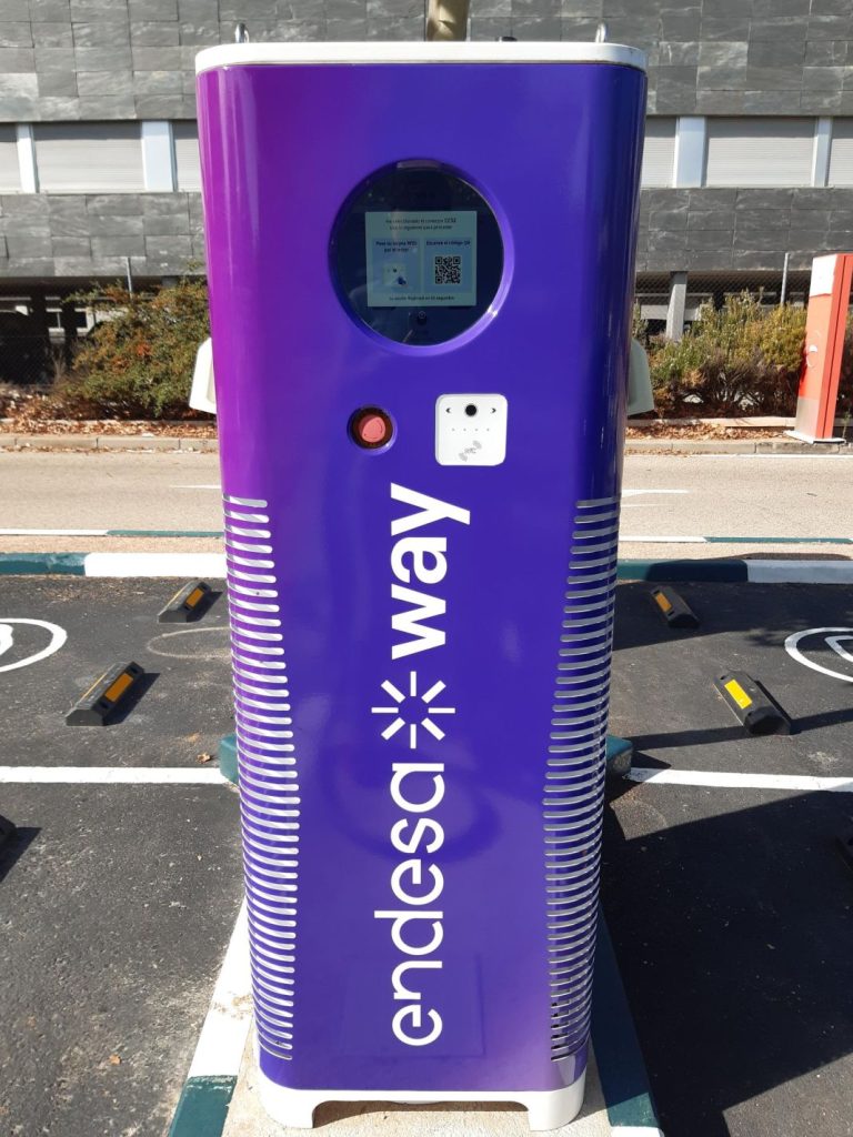 Coche eléctrico: las empresas que se unen para ofrecer 500 kilómetros de recarga gratis y más descuentos 3 Motor16 Endesa cargador Motor16