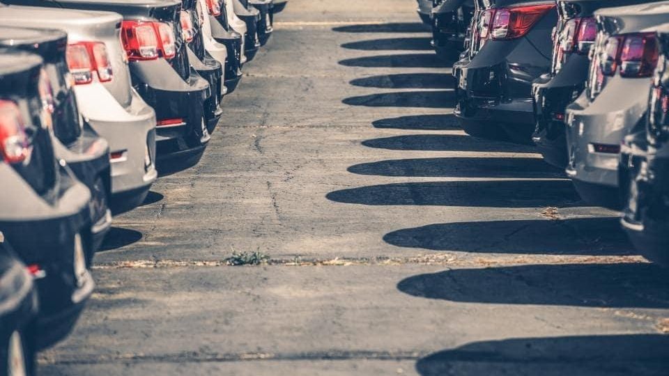 El cuentakilómetros: el enemigo público de los coches de segunda mano 125 Motor16 Coche aparcado
