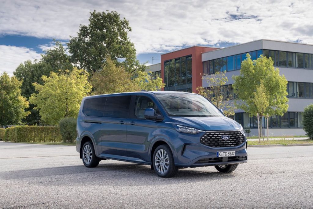 Ford Tourneo Custom 2024: La reinvención del monovolumen 3 Motor16 Ford Tourneo Custom 2024 8 Motor16
