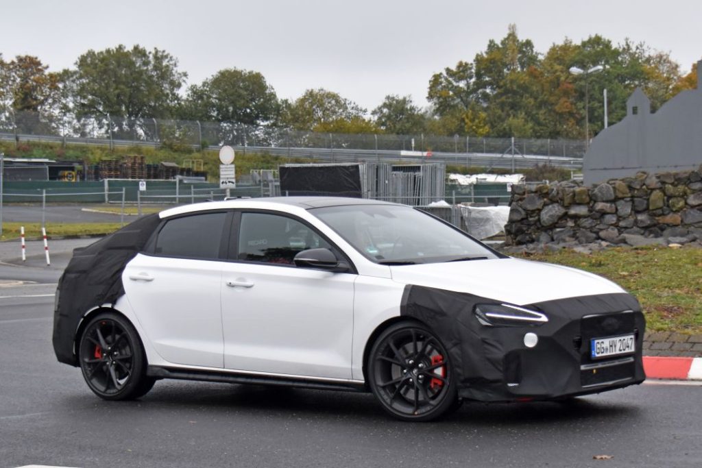 Fotos espía del Hyundai i30 N Fastback. El deportivo más práctico 8 Motor16 Hyundai i30 Fastback N facelift 6 Motor16