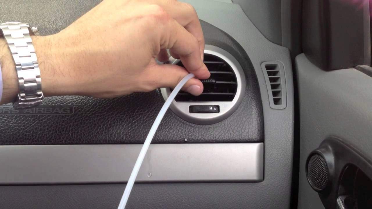 Así debes revisar la calefacción de tu coche antes de que llegue el frío 182 Motor16 Limpiar el tirador de aire