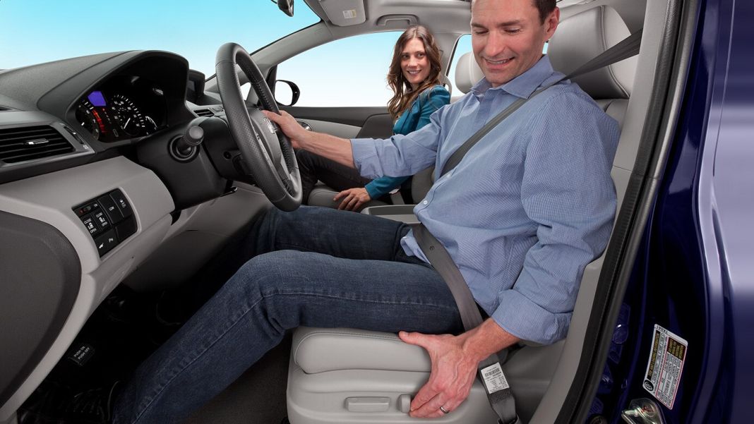 Las multas más bizarras que puede ponerte la DGT 45 Motor16 ¿Manejar con el asiento a medio bajar?
