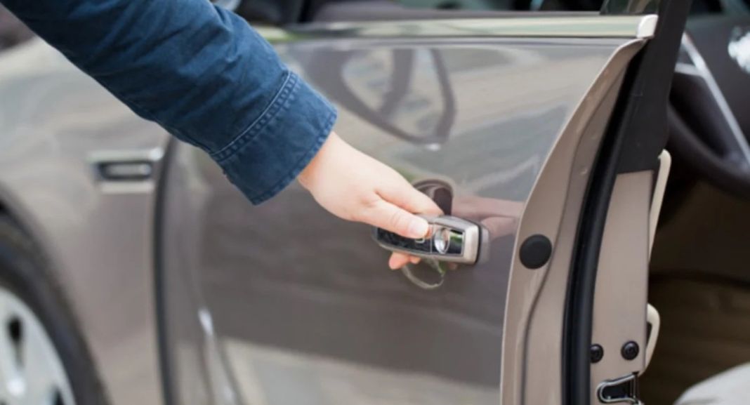 Las multas más bizarras que puede ponerte la DGT 46 Motor16 ¿Manejar con la puerta del conductor sin abrochar?