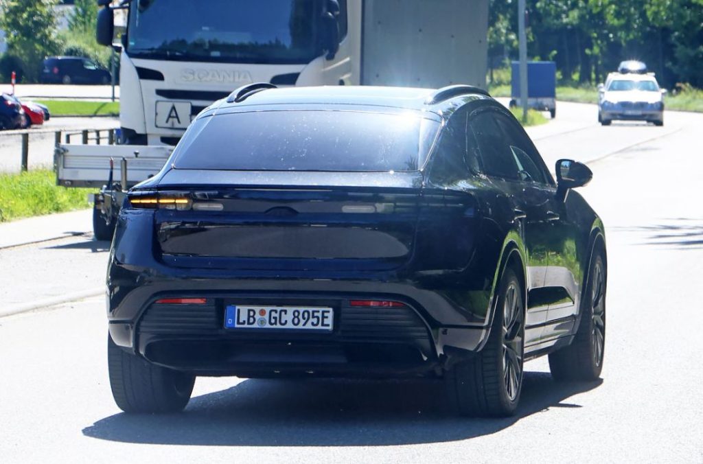 El Porsche Macan eléctrico se prepara para desafiar al Tesla Model Y 16 Motor16 Porsche Macan EV 14 Motor16