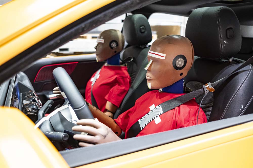 Accidente grave con dos coches eléctricos: Mercedes nos tranquiliza 6 Motor16 Prueba de choque con Mercedes electricos 4 1 Motor16