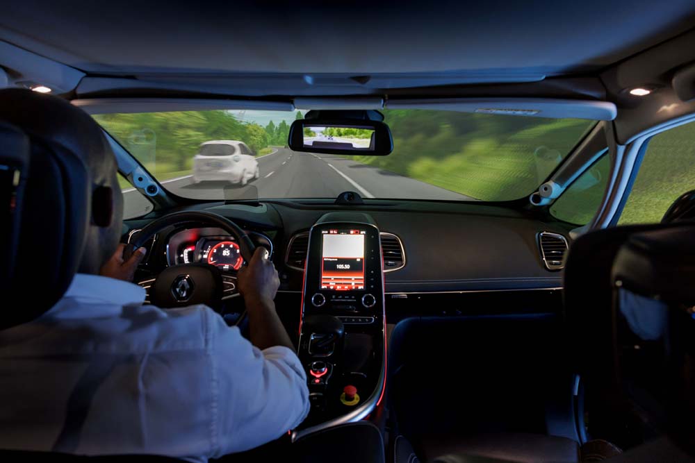 ROADS Renault Operational Advanced Driving Simulator 10 Motor16