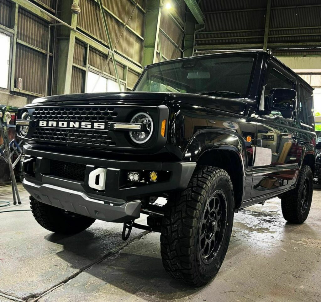 El Suzuki Jimny se transforma en un mini Ford Bronco 2 Motor16 Suzuki Jimny Bron55 by Garage ill 9 1024x963 1 Motor16