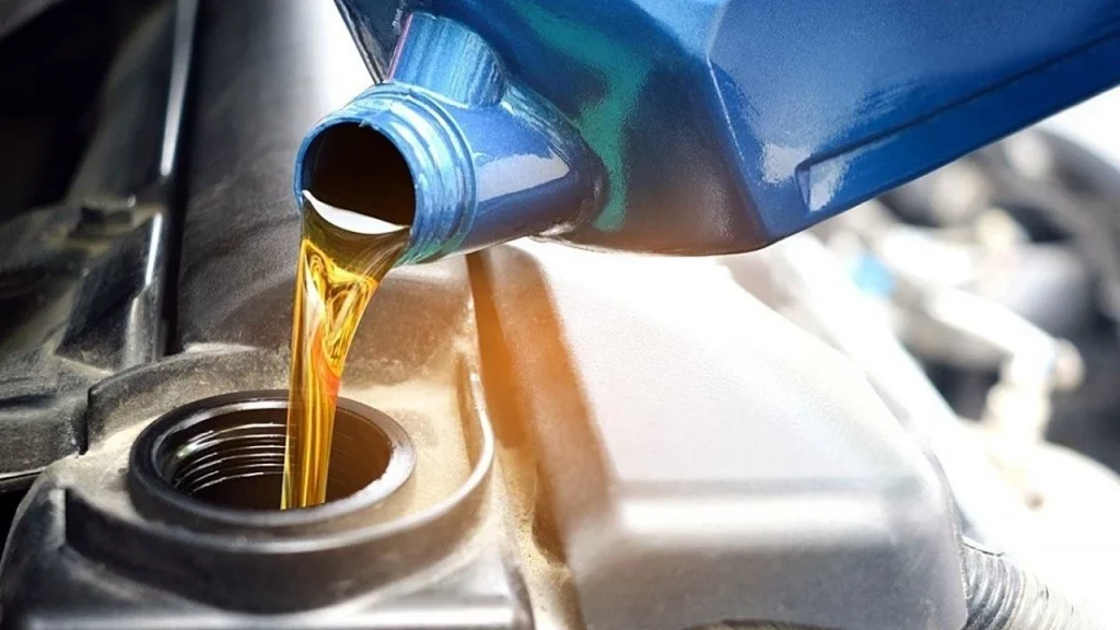 5 averías en tu coche que cuestan más de lo que ganas en un mes 165 Motor16 aceite coche 3 2 Motor16