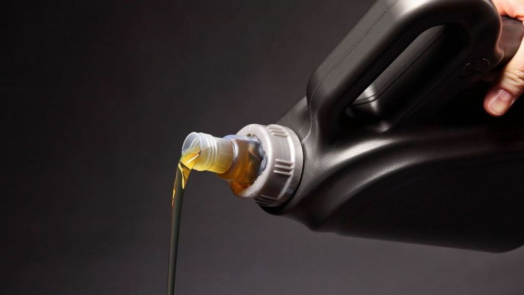 ¿Qué tipo de equipo necesito para verificar y cambiar el aceite?