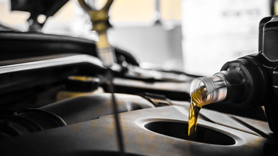 Coche: cómo actuar si se incendia 72 Motor16 Cambia el aceite del motor frecuentemente