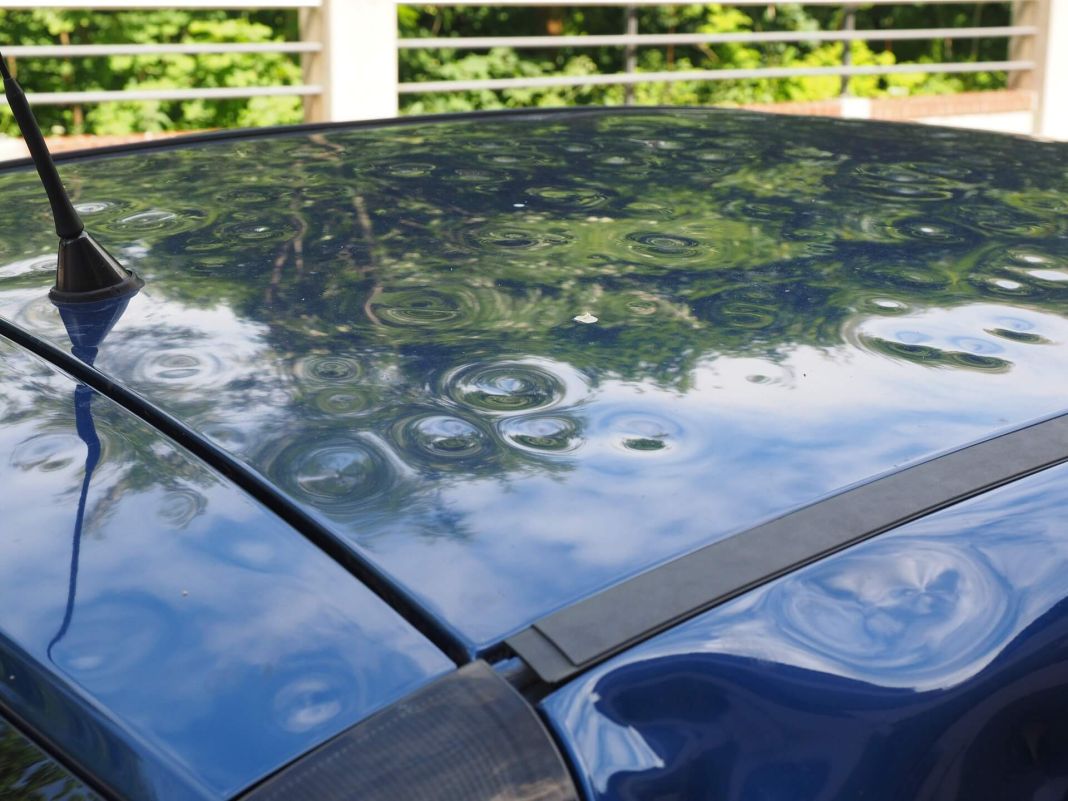 Así puedes eliminar tú mismo un bollo producido por el granizo en tu coche 90 Motor16 ¿Qué producto químico usar para eliminar un bollo producido por el granizo?