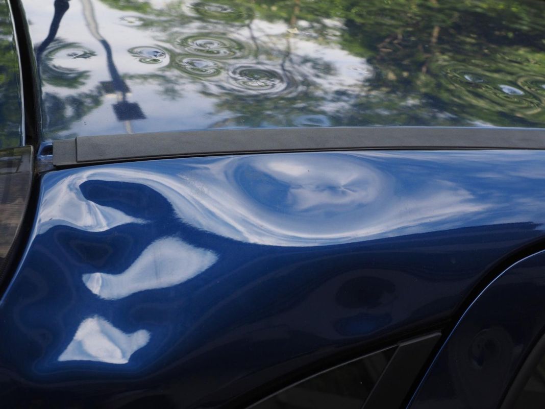 Así puedes eliminar tú mismo un bollo producido por el granizo en tu coche 88 Motor16 ¿Cómo proceder a la eliminación de un bollo producido por el granizo?