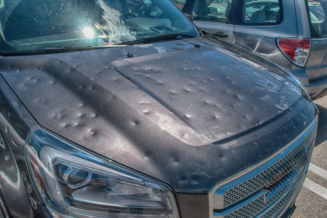 Así puedes eliminar tú mismo un bollo producido por el granizo en tu coche 87 Motor16 ¿Cómo preparar la superficie para eliminar un bollo producido por el granizo?