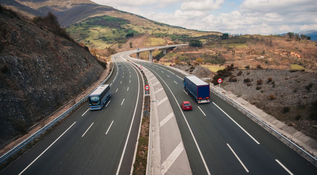 La DGT explica como debes circular por un carril reversible 115 Motor16 Simbolos para indicar el uso del carril reversible
