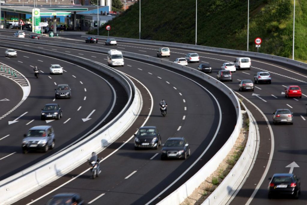 La DGT pone en el punto de mira a los conductores lentos que adoran el carril izquierdo 11 Motor16 carril reversible 4 1 Motor16