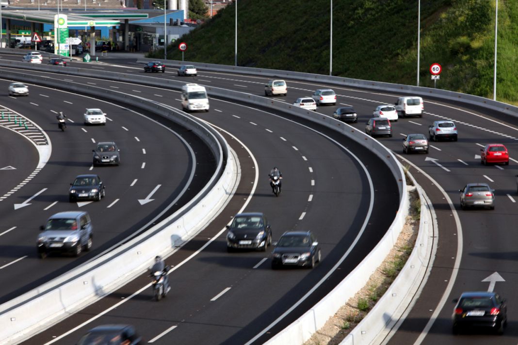 La DGT te explica cómo debes circular por un carril reversible 128 Motor16 ¿Cómo se señalizan los carriles réversibles?