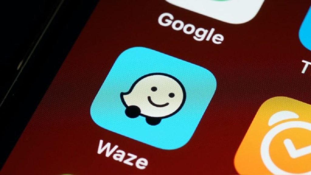 Da igual que seas de iOS o de Android: Así activas el aviso por radares en Waze 159 Motor16 cuidado