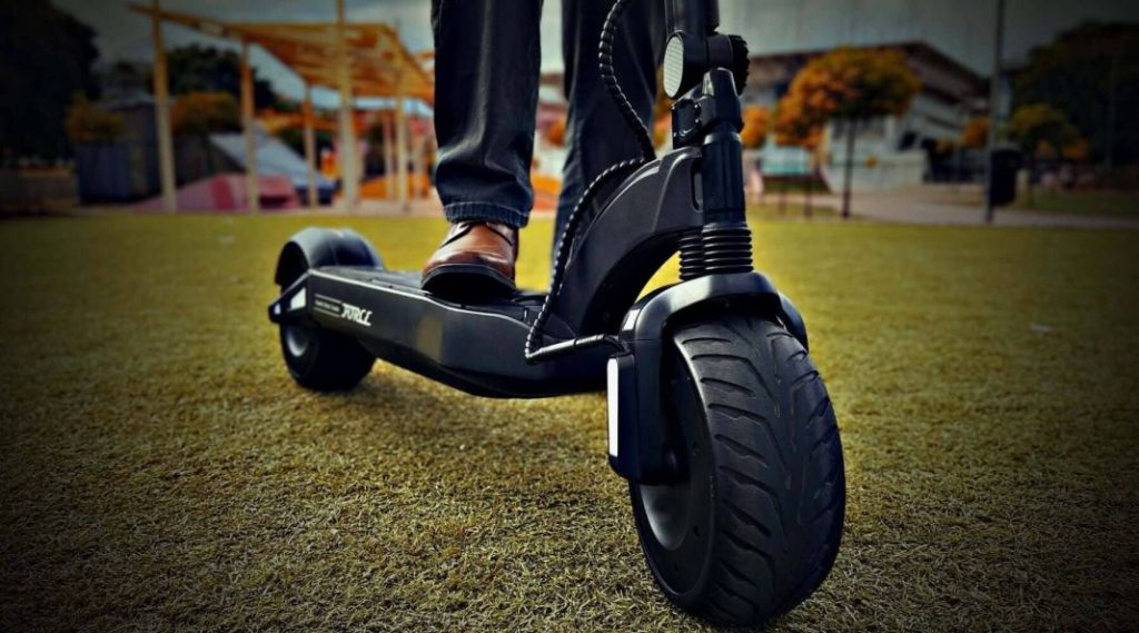 Los expertos alertan del peligro de esta moda con los patinetes eléctricos que te podría llevar de cabeza al hospital. O a la cárcel 118 Motor16 obligatorio