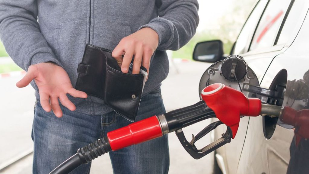 Las gasolineras hacen un llamamiento urgente a sus clientes: 'llenar el depósito lo antes posible' 75 Motor16 repostando gasolineras