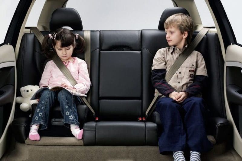 La DGT advierte: así es como debes proteger a tus hijos dentro y fuera del coche 1 Motor16 donde tienen que ir sentados los menores 930x602 1 1 Motor16