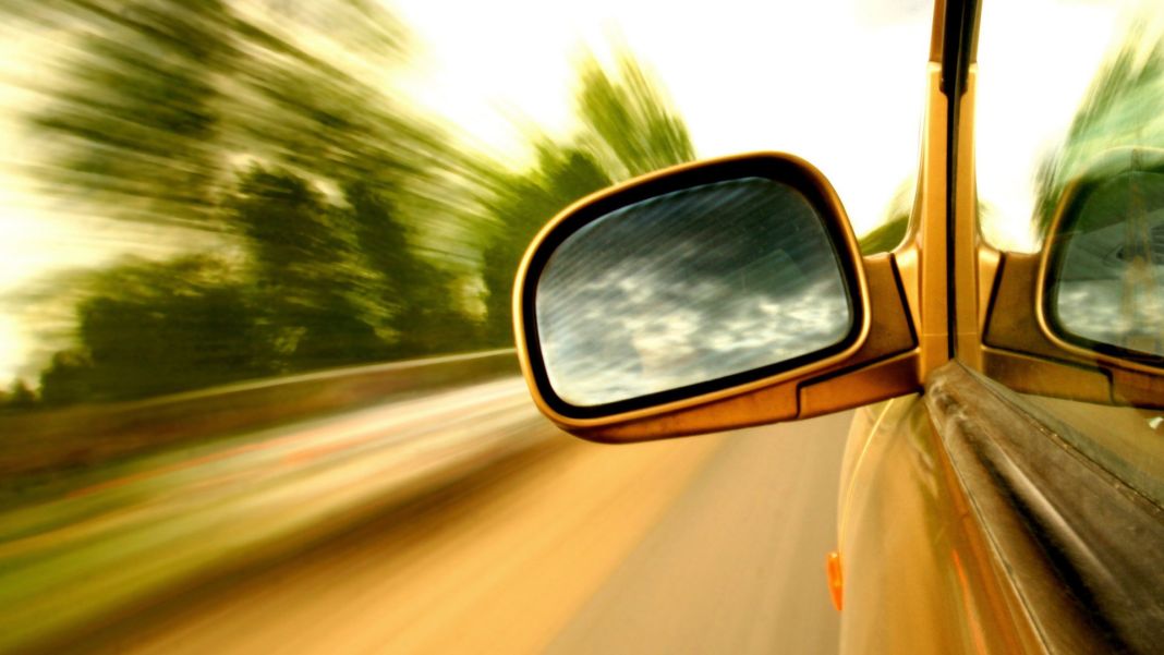 6 trucos infalibles para que no nos deslumbren los faros de otros coches 93 Motor16 1. Utilizar un espejo retrovisor diferente: