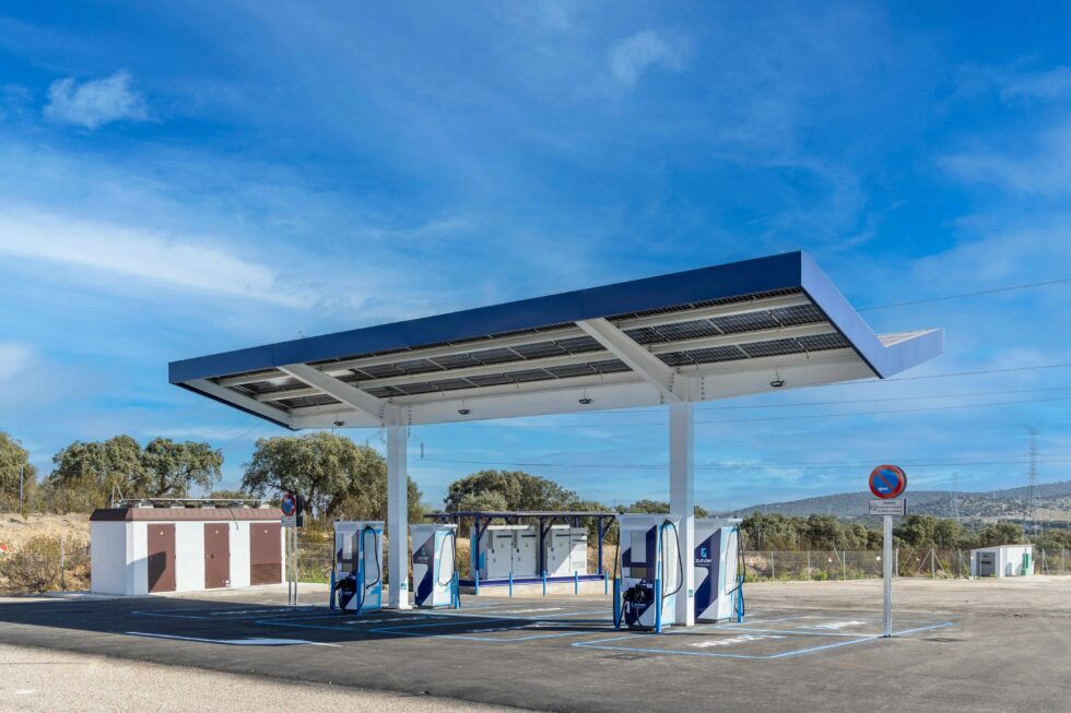 Estación de carga autosuficiente de Zunder en Almaraz (Cáceres). Tiene ocho cargadores ultrarrápidos.