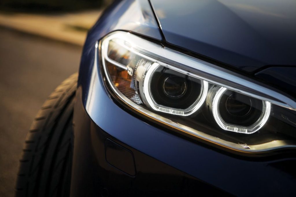 Descubre los coches más eficientes en consumo de España: ¡Economía y potencia en un paquete! 1 Motor16 faros coche 3 3 Motor16