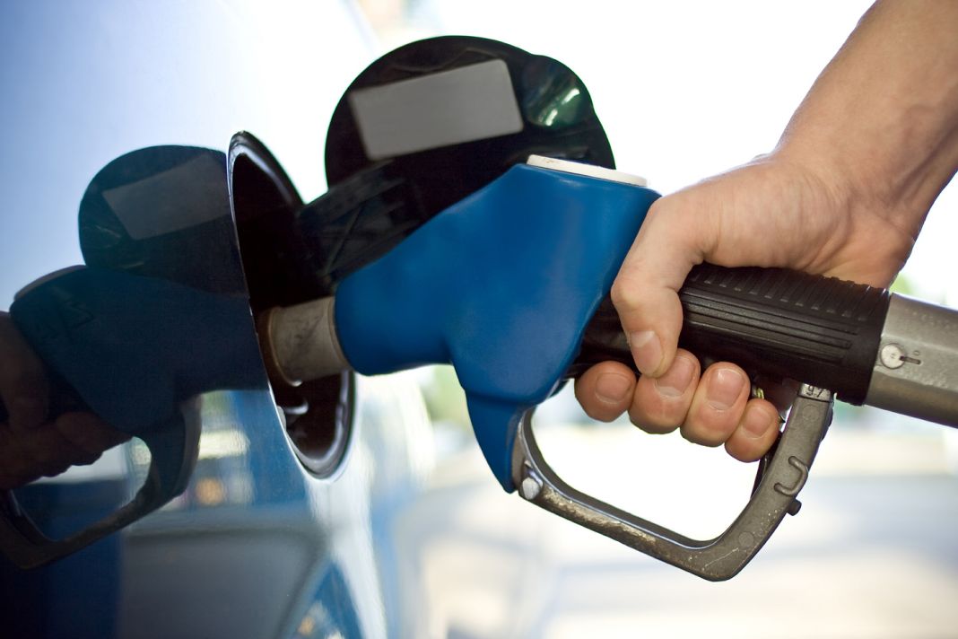 6 trucos de la DGT para que ahorres hasta 500 euros en gasolina 86 Motor16 ¿Cómo se puede cometer menos errores al manejar?