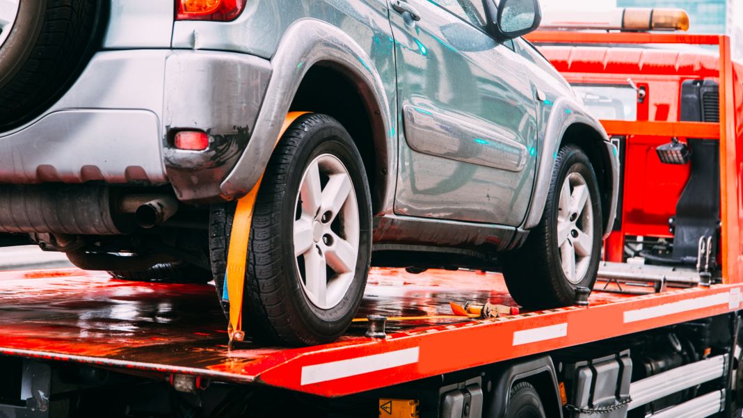 Así recomienda la DGT actuar si se rompe tu coche en la carretera 85 Motor16 9. ¿Qué hay que hacer una vez que el vehículo ya está remolcado?