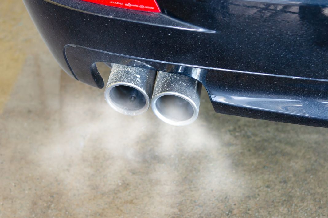 ¿Qué causa el humo blanco en los vehículos?