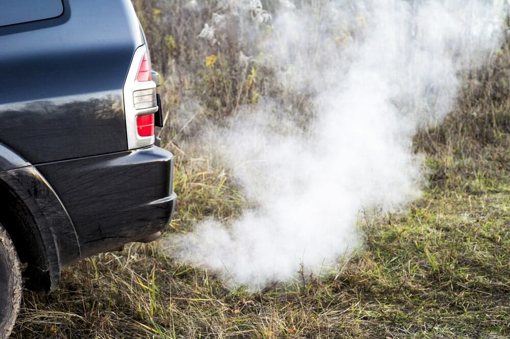 ¿Qué se hace cuando un coche expulsa humo blanco?