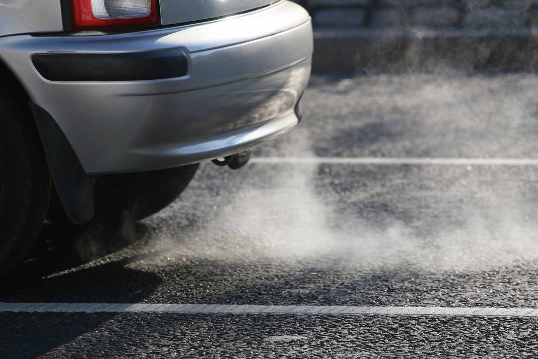 ¿Cuáles son las razones más comunes por las que el coche emite humo blanco?