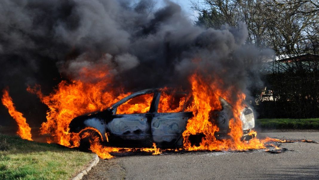 Coche: cómo actuar si se incendia 77 Motor16 Prepárate para la investigación