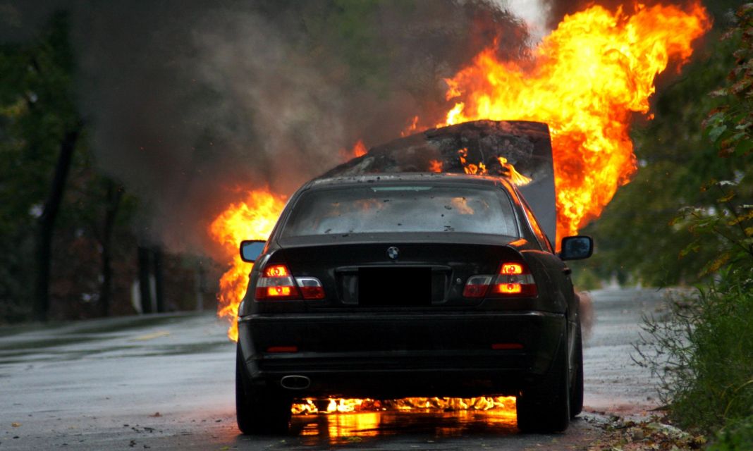 Así recomienda la DGT actuar si se rompe tu coche en la carretera 83 Motor16 5. ¿Qué hacer si hay un incendio en el coche?
