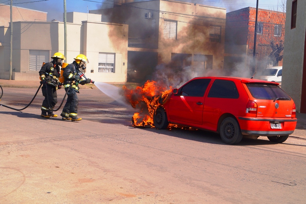Coche: cómo actuar si se incendia 75 Motor16 Llama al 911 inmediatamente