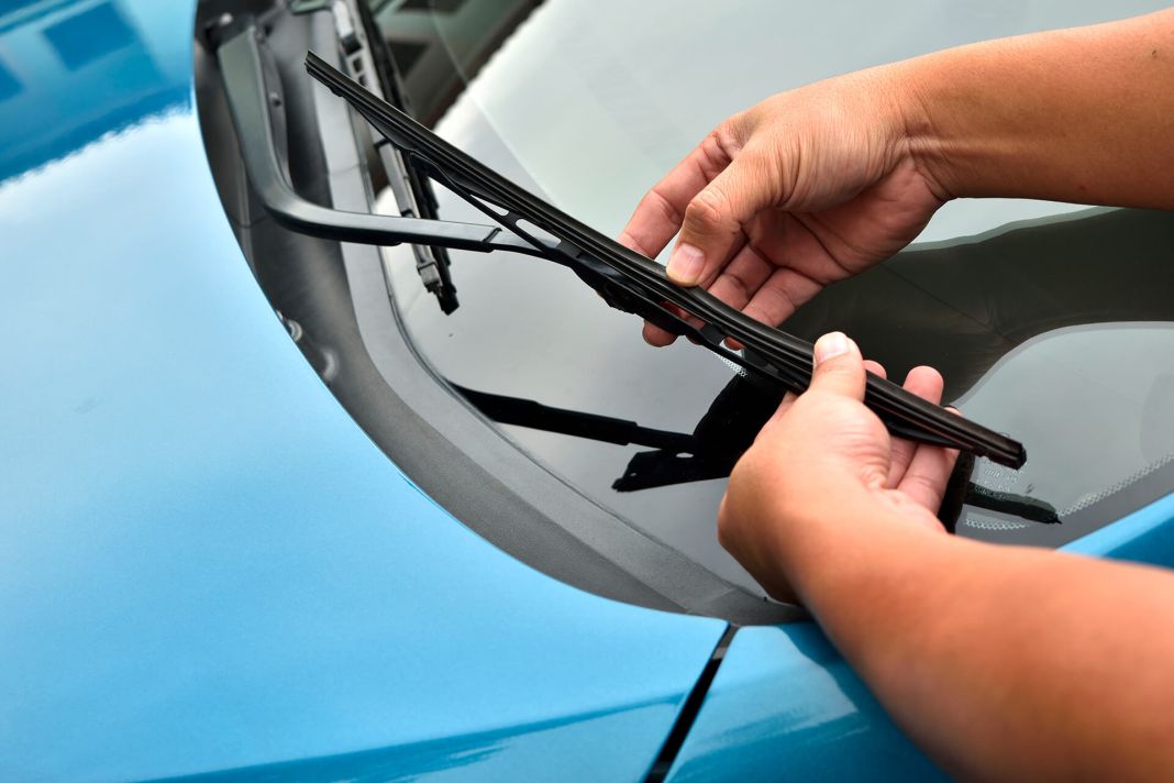 Cómo hay que cambiar los limpiaparabrisas de tu coche 52 Motor16 Desmonta los limpiaparabrisas existentes