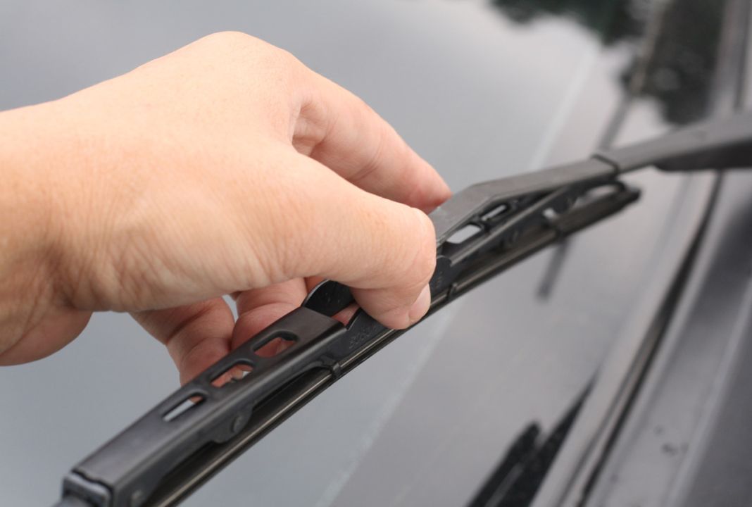 Cómo hay que cambiar los limpiaparabrisas de tu coche 56 Motor16 Usa los tornillos adecuados para asegurar los limpiaparabrisas