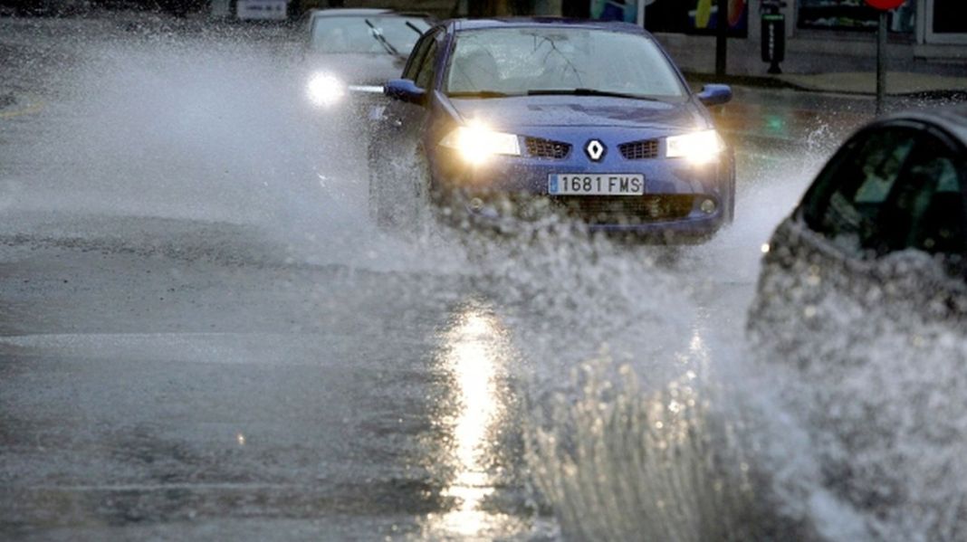 Palabra de la DGT: Así es como tienes que usar los frenos de tu coche cuando llueve 188 Motor16 A pesar de que la DGT no especifique cuál es el límite máximo de velocidad para conducir bajo la lluvia, existen ciertas normas generales a tener en cuenta.