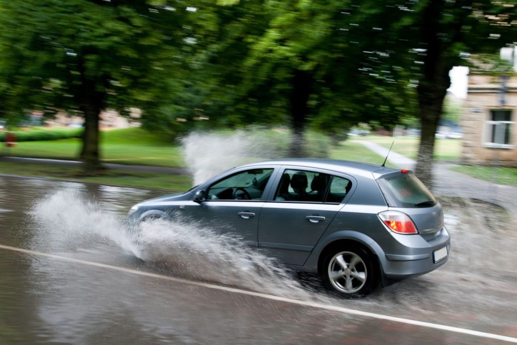 Recuerda que la lluvia hace que los neumáticos se desgasten más rápido