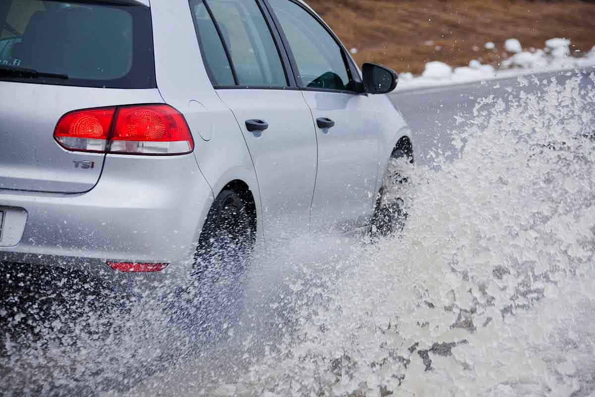 Palabra de la DGT: Así es como tienes que usar los frenos de tu coche cuando llueve 184 Motor16 Mantén la calma y tu control