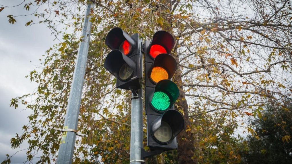 Google quiere aplicar la inteligencia artificial a los semáforos de tu ciudad. Así te va a salpicar 3 Motor16 intersección