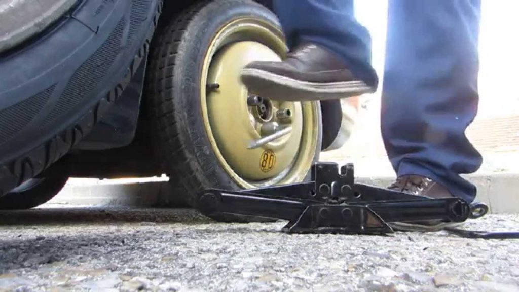 Descubre esta innovadora técnica para cambiar una rueda de forma fácil y rápida 1 Motor16 maxresdefault 1 Motor16