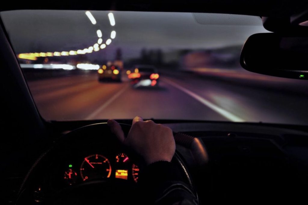 Los 8 consejos que la DGT quiere que te apliques cuando atrasemos el reloj 155 Motor16 noche